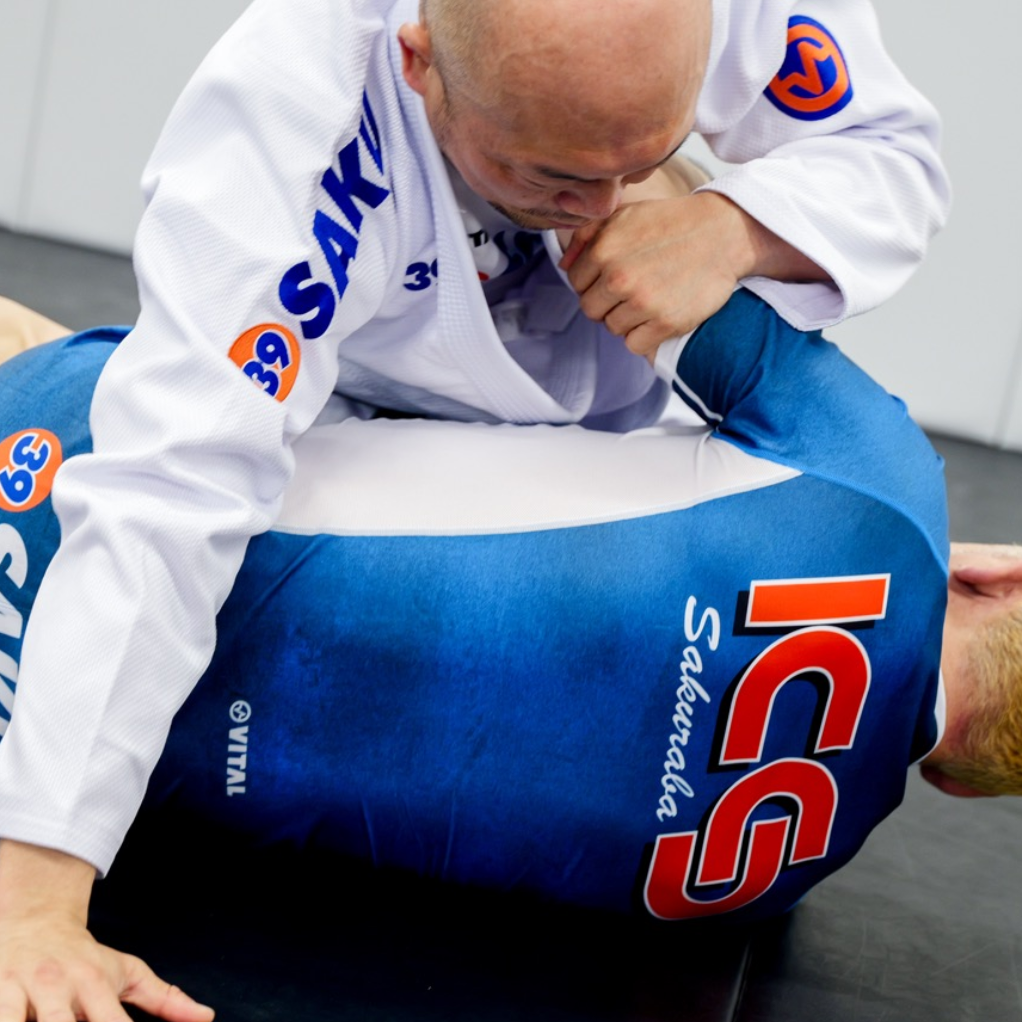 39 SAKU X VITAL RASH GUARD (BLUE)