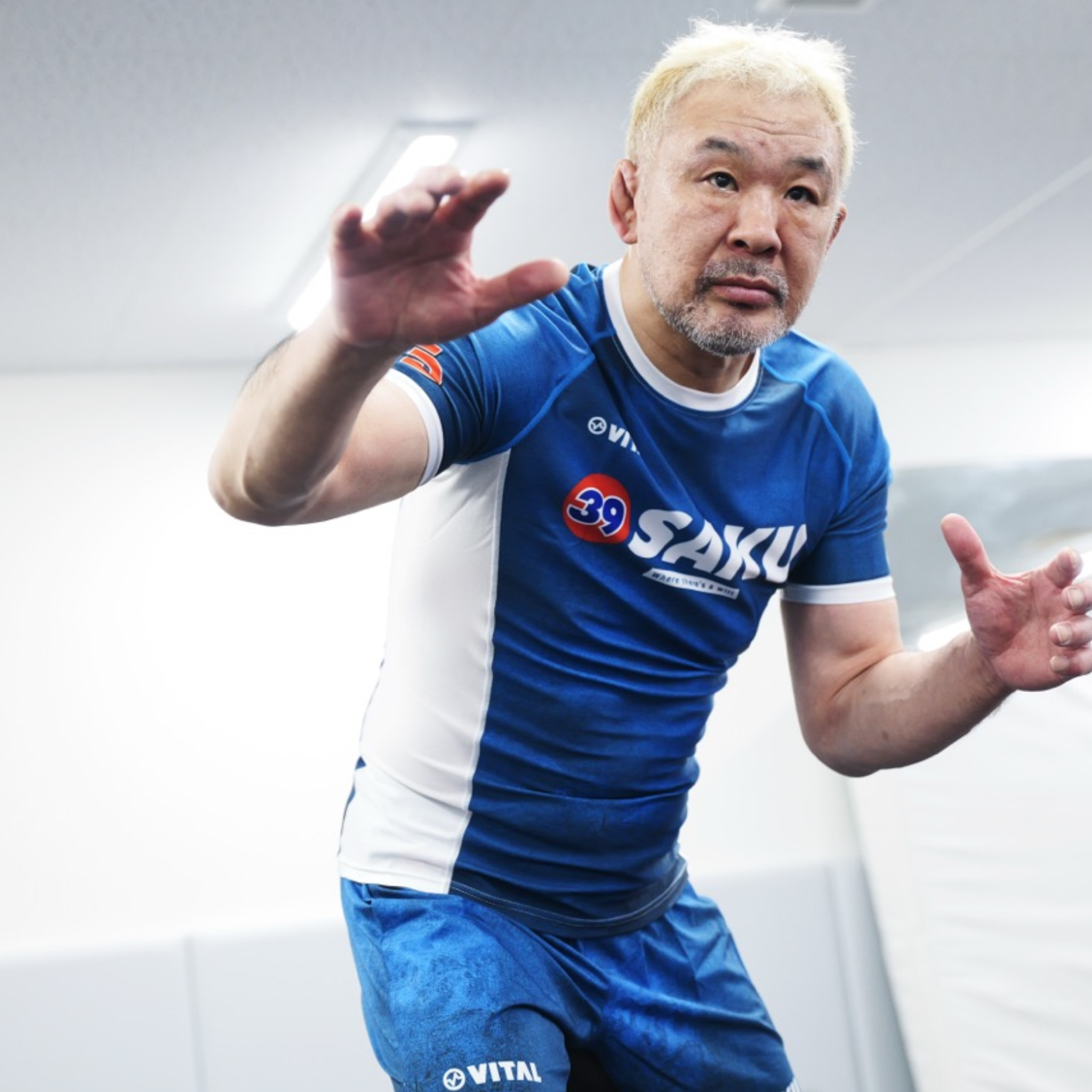 39 SAKU X VITAL RASH GUARD (BLUE)